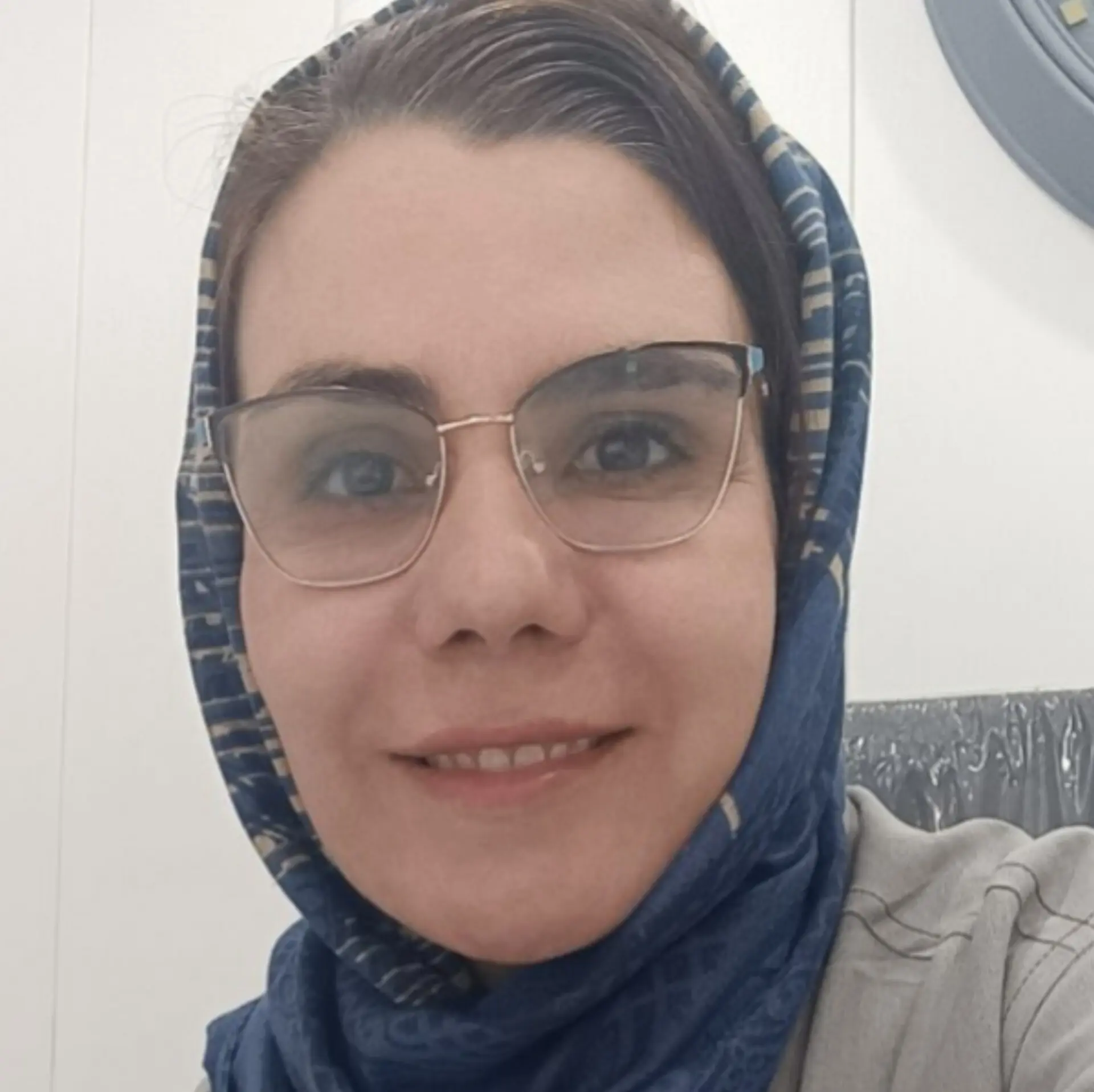 نظر در مورد دوره انرژی زنانه زن مغناطیسی